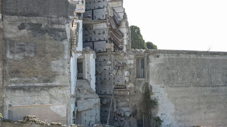 Napoli, crollo a Poggioreale: “Da un anno e mezzo cimitero off limits per noi familiari”