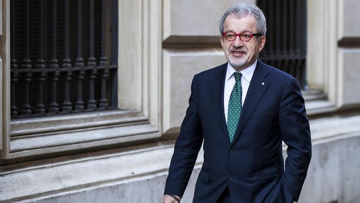 Scoppia il caso Maroni. Il governatore lascia: “Voglio cambiare vita”