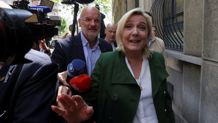 La rivincita social di Fassino sul leghista Borghi per la sconfitta di Le Pen: "Dicevi?"