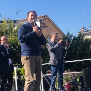 Calabria, Salvini a Riace: "Quando torno al governo chiuderò i porti". Il duello a distanza con la piazza di Mimmo Lucano 