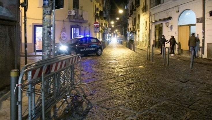 Movida violenta a Napoli: avances alla fidanzatina, 14enne ferito a Chiaia