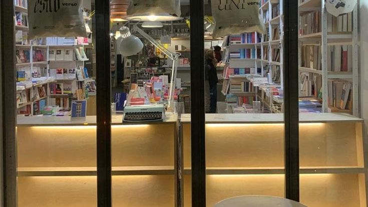 Svuota la vetrina anche da Verso, la libreria di Porta Ticinese: cliente anonima porta via 50 libri