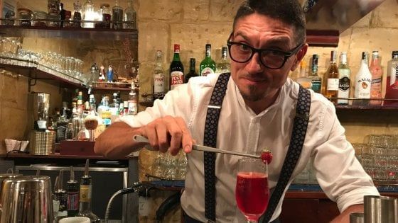 "Io, da cameriere ad alchimista dei liquori": la storia di Elia Calò che produce Vermouth in Salento