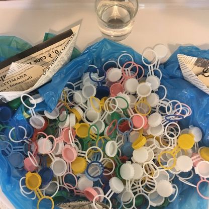 Egadi invase dalla plastica: i killer delle tartarughe diventano un'opera d'arte