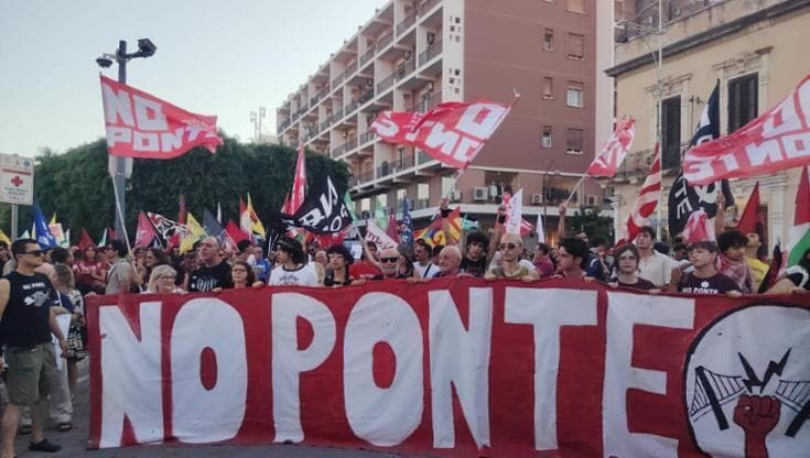 Più di duemila in piazza a Messina per dire no al Ponte sullo Stretto