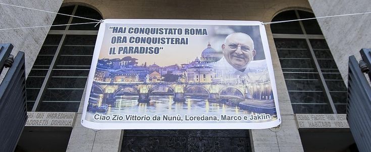 Funerale Casamonica, il parroco: "Lo rifarei". Nipote capo clan: "Giudica Dio, non la politica"