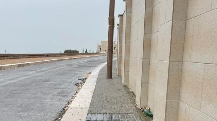 Bari, i percorsi per non vedenti a Palese interrotti dai pali: polemica sui lavori del lungomare