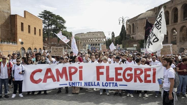 Campi Flegrei, in 700 a Roma: “Vogliamo vivere dove siamo nati”