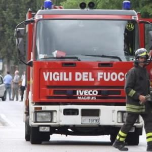 Un boato nella notte, panico a Foggia: bomba esplode davanti a un palazzo