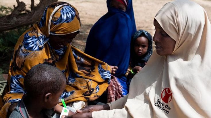 La denuncia di Save the Children: “Ogni due secondi nasce un bambino condannato alla fame”. Allarme Gaza: “L’intera popolazione infantile gravemente malnutrita”