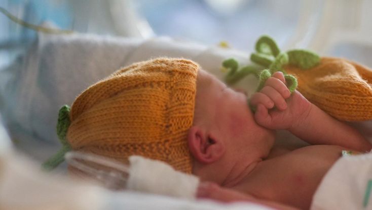 Cappellini a forma di zucca e fantasmi come doudou: un Halloween speciale per i bambini della terapia intensiva di Niguarda
