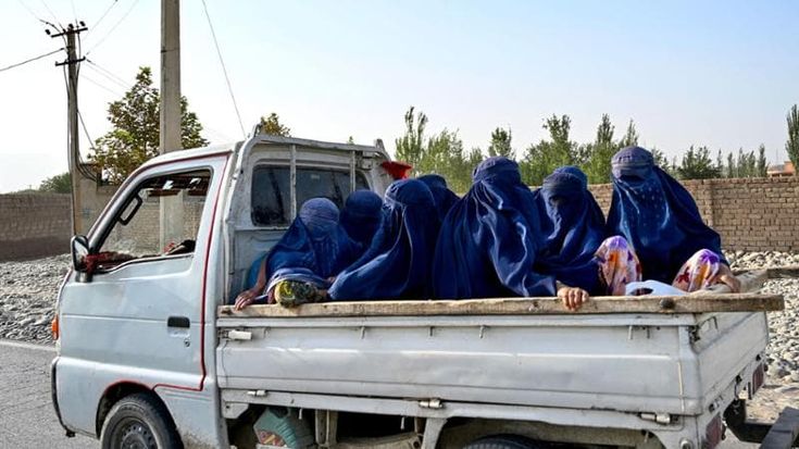 Kabul, cinque anni di talebani: “Donne cancellate, esecuzioni e povertà”