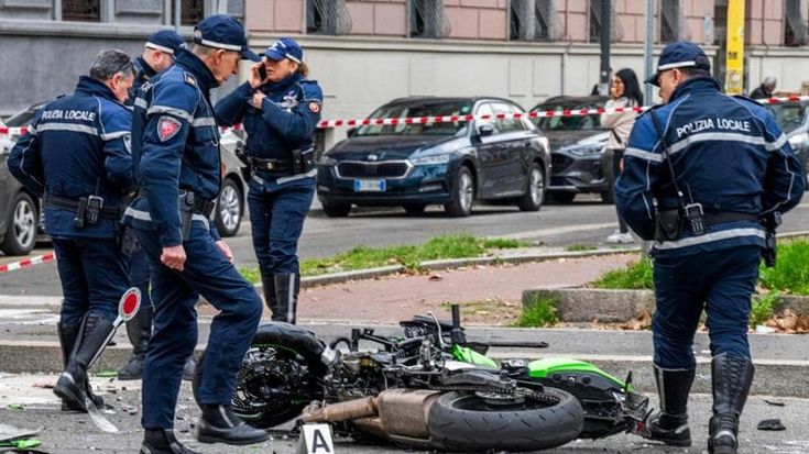 Passano col rosso e si schiantano in moto: la tragedia dei fidanzati