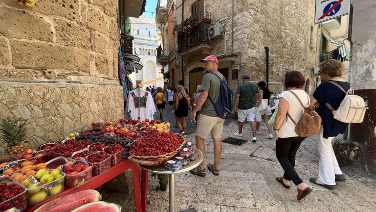Bari vecchia è piena di turisti, fra i souvenir spunta la frutta fresca: "Gli stranieri chiedono ciliegie e gelsi"