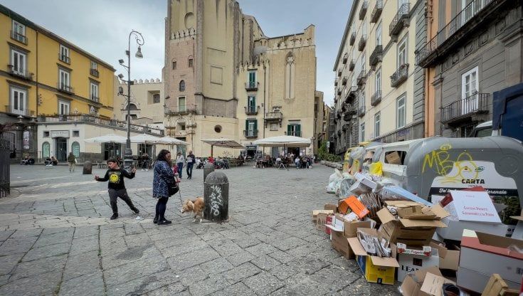  Turismo, le piazze sfregiate dai rifiuti: "Basta sacchetti in strada a tutte le ore"