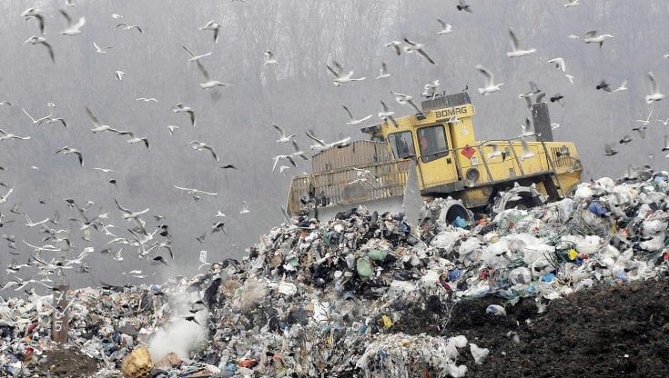 L'emergenza rifiuti in Sicilia: un affare da un miliardo all'anno che inquina la politica