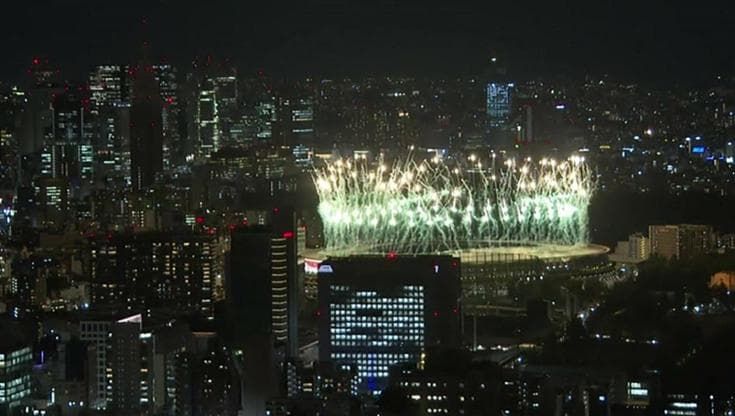 Tokyo 2020, al via le Paralimpiadi: i fuochi d'artificio illuminano lo Stadio Olimpico