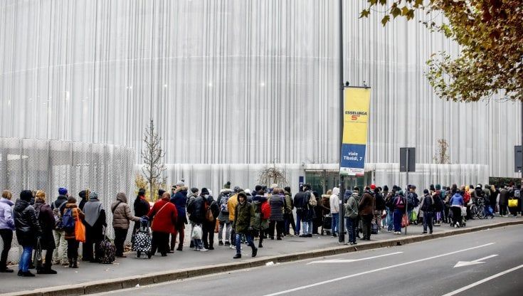 La Milano degli ultimi, sempre più poveri tra code infinite alle mense nei giorni di festa e 10mila "bollette" sospese 