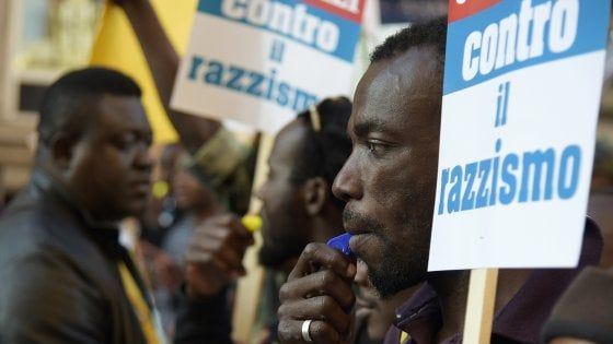 Insulti razzisti sul bus, indagata donna di 60 anni a Brescia. Disse: "Ladre e puzzolenti"