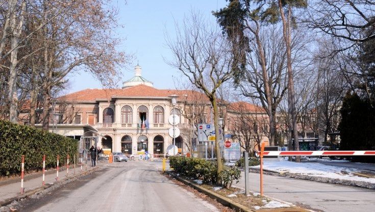 Uccide lo zio della moglie malato terminale con overdose di sedativi: fermato infermiere, l'avrebbe fatto per soldi