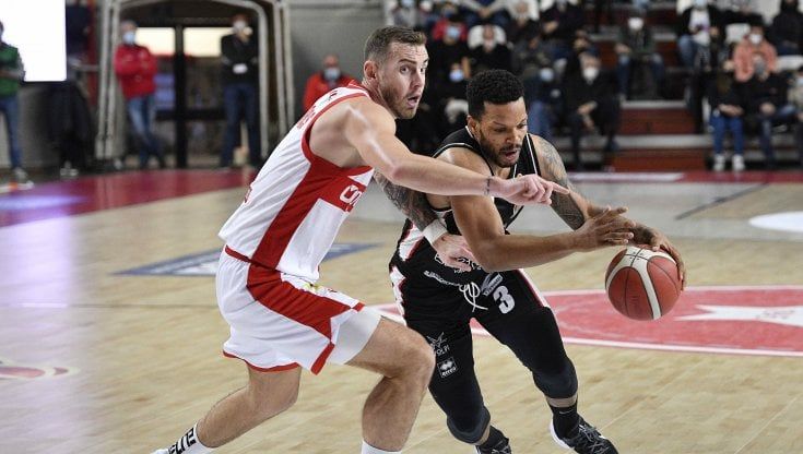 Basket, Varese spazza via Tortona e stacca la Fortitudo nella corsa salvezza