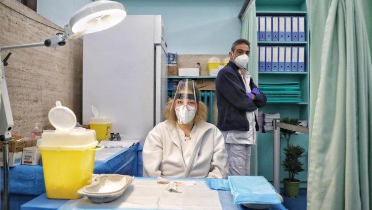 Coronavirus, nel Lazio impennata di contagi: sono 1719. La curva al 13%. Vaccini: somministrato il  70% delle dosi. "Preoccupano i ritardi"