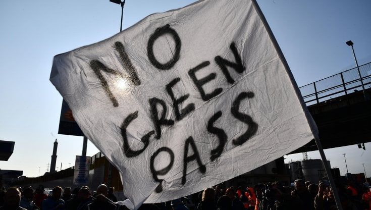  Green pass: addetti alla manutenzione delle strade bloccano azienda nel Casertano