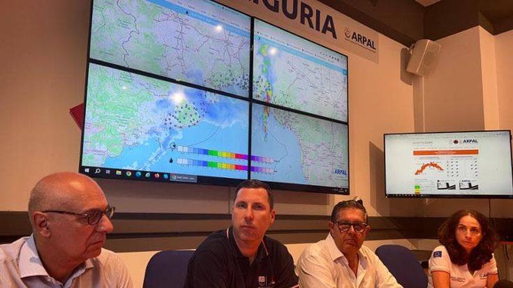 Piogge intense, vento e onde alte: Toti invita alla prudenza. Cambio di porto per la Ocean Viking: sbarcherà a Napoli