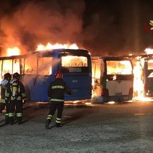 Brindisi, incendio in un deposito della Stp: distrutti tre autobus. Le fiamme partite da un motore