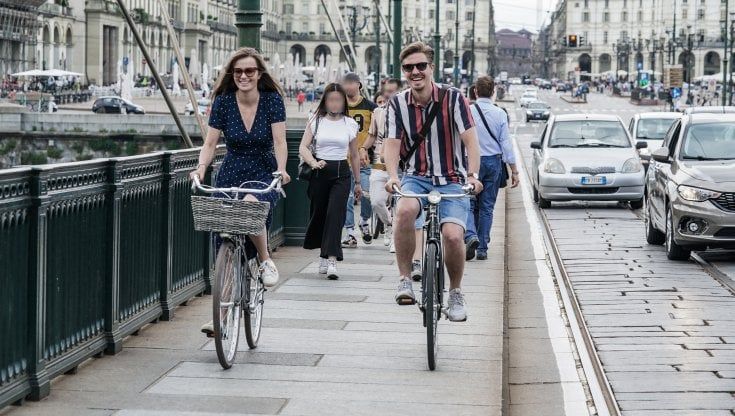 Viabilità, in città sempre più bici: cala il traffico di auto ma crescono i ciclisti feriti