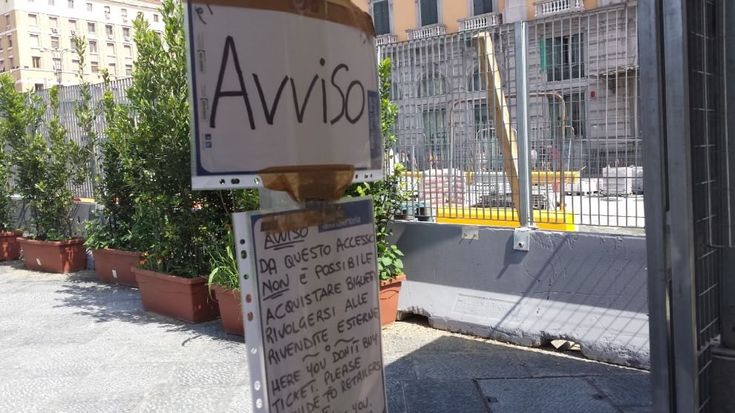 Metrò Municipio, ascensore fuori servizio e niente biglietti in vendita