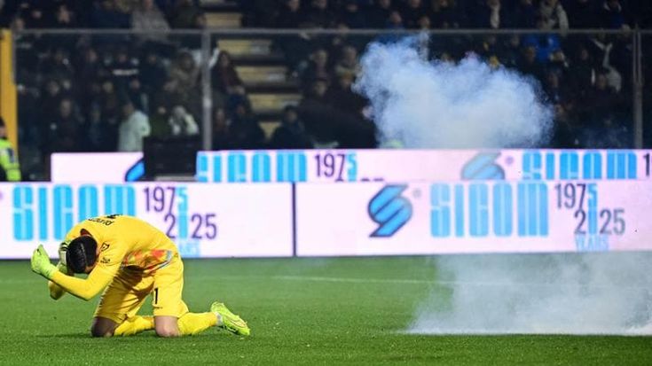 L’Inter allunga, un tifoso colpisce Audero con un petardo: i giocatori non salutano la curva