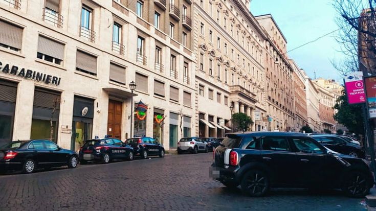 Turista americano colto da infarto a Roma si accascia a terra, carabiniere pratica massaggio cardiaco e lo salva