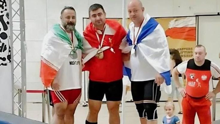 Sollevamento pesi, atleta iraniano bandito a vita per aver stretto la mano al collega israeliano