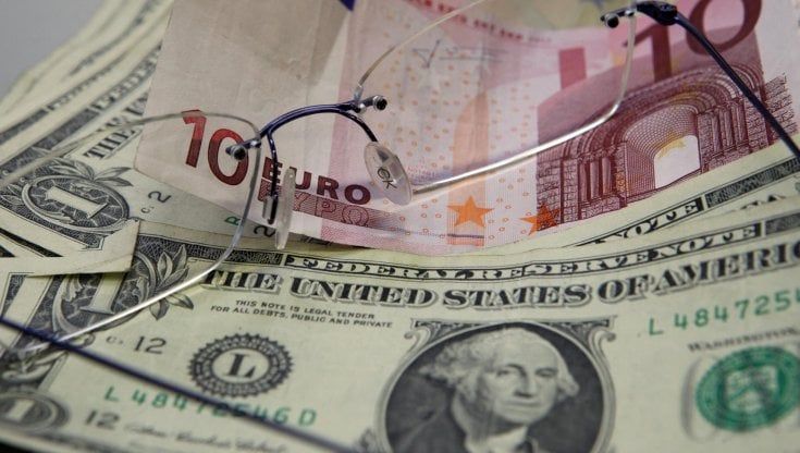 Euro verso la parità con il dollaro: gli effetti per imprese e cittadini