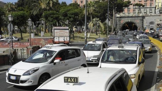 Taxi, a Napoli aumentano le tariffe: più care anche le corse fisse 