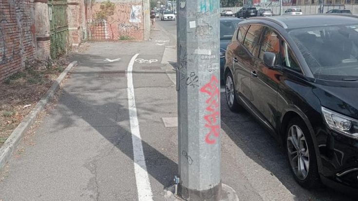 Le ciclabili di Bologna fra buche, tombini e pali. “Per la manutenzione servono 300mila euro l’anno”
