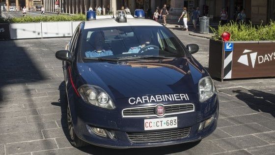 Finge di aver avuto un incidente e violenta le ragazze che si fermano per aiutarlo. Un arresto 