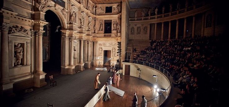  Sokurov a teatro: "L’arte ci mantiene umani, ve lo dimostrerò dal palco"