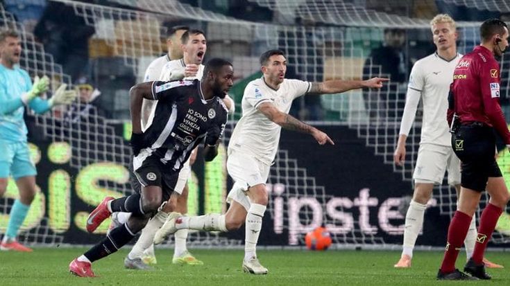 L’Udinese trova il pari nel finale con Davis, ma è polemica. Lazio furiosa: “Chiediamo rispetto”