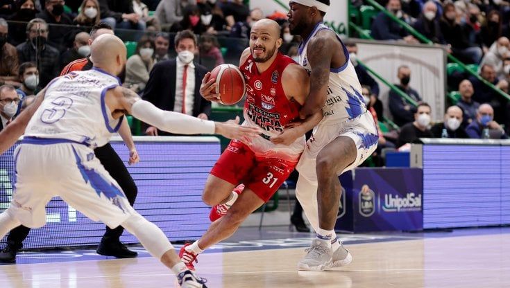 Basket, serie A: Milano cade a Sassari e lascia la Virtus sola in vetta, Brescia consolida il terzo posto