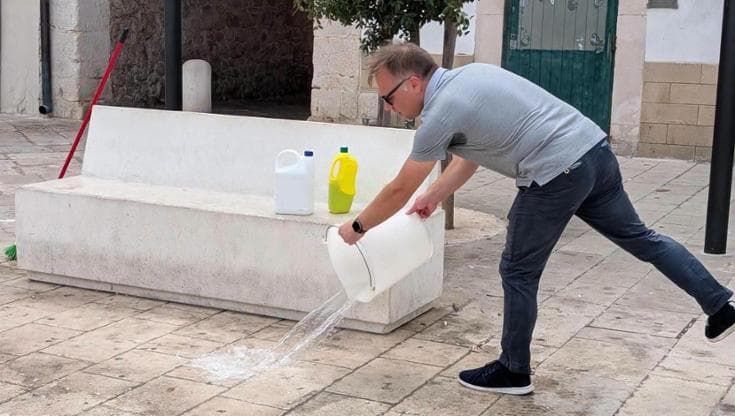 La piazza è una discarica, il sindaco la pulisce: “Oggi l’ho fatto io, la prossima volta fatelo voi”