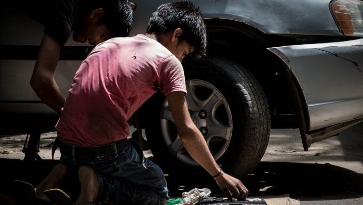 Lavoro minorile in Italia: 336 mila bambini e adolescenti tra i 7 e i 15 anni, quasi 1 minore su 15, hanno praticato un mestiere 