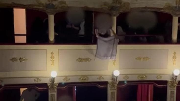 Potenza, studente sventola la kefiah a Giornata della Memoria: allontanato e identificato da polizia