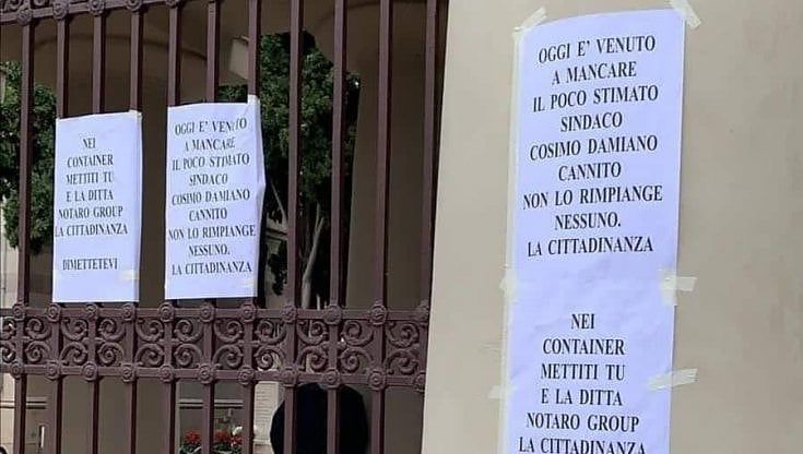 Barletta, macabro messaggio al sindaco Cannito davanti al cimitero da lui chiuso: "Oggi è venuto a mancare..."