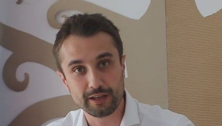 Il sindaco di Sesto definito "down" da un esponente di Fdi, scoppia la polemica. Fratoianni: "Meloni intervenga"
