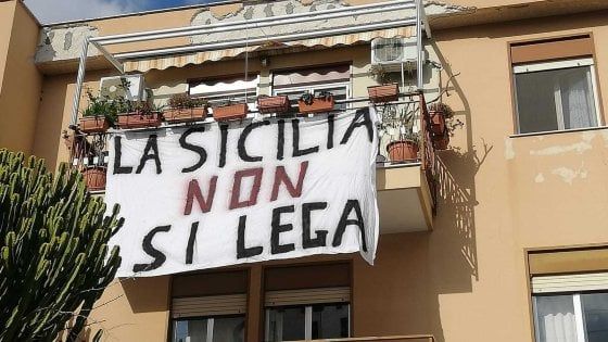 Salvini sbarca a Palermo. E torna la protesta dei lenzuoli