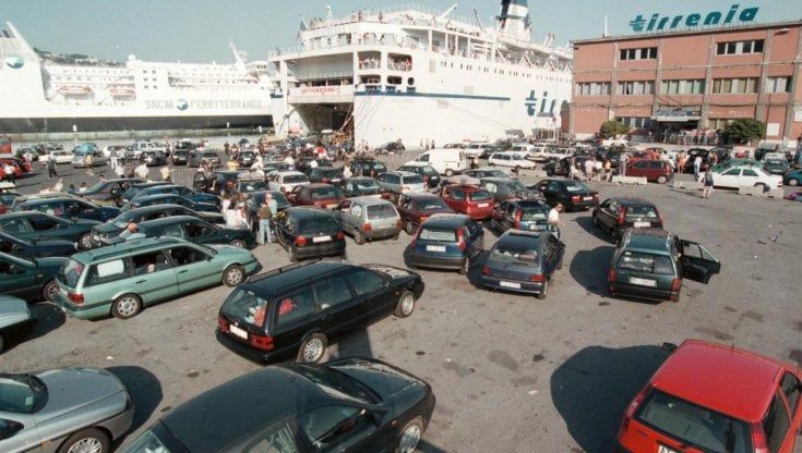 Covid, la Sardegna è di nuovo un caso: bianca nella mappa italiana e rossa in quella europea