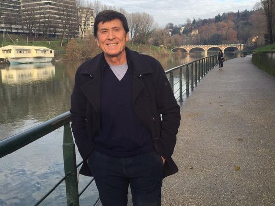 Lungo il Po spunta Gianni Morandi: "Torino citt&agrave; bellissima"