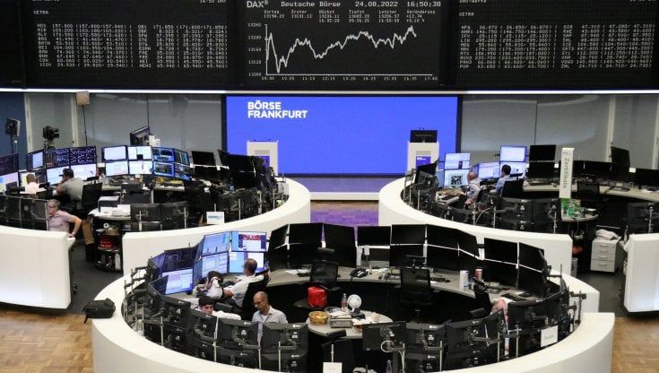Le Borse di oggi, 25 agosto. I listini Ue chiudono contrastati, il Pil Usa frena ancora. Gas, nuove fiammate sopra 320 euro